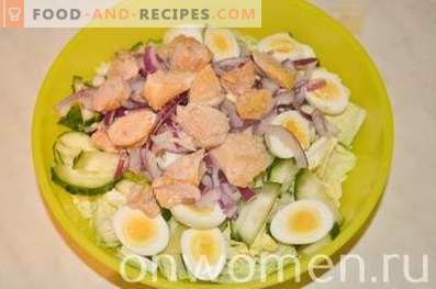 Salotos su menkių kepenimis ir putpelių kiaušiniais