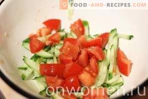 Salotos su krabų lazdelėmis, pomidorais ir kukurūzais