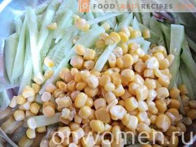 Salotos su kukurūzais, agurkais ir pipirais