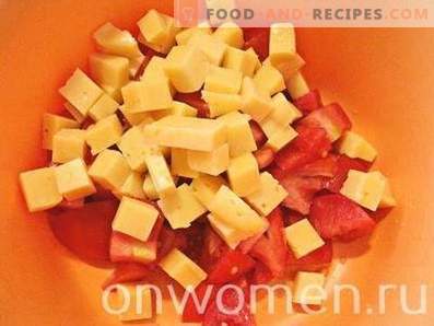 Salotos su vištiena, sūriu, pomidorais ir krekeriais