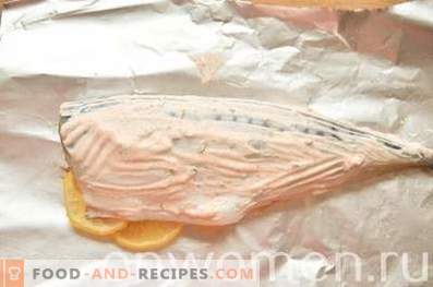 Makrele, gebacken mit saurer Sahne und Gewürzen