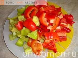 Šiltos paprikos ir pomidorų salotos su vištiena