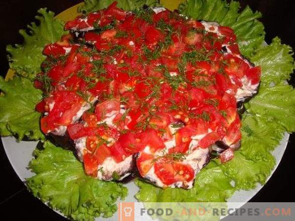 Salotos su baklažanais, pomidorais ir grybais