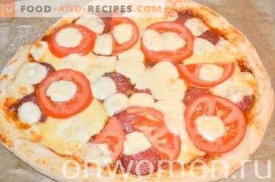 Pica su saliamis ir mozzarella ant mielių tešlos