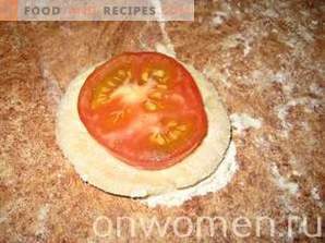 Bombos su pomidorais ir varškės sūriu