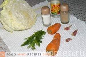 Kopūstų ir morkų salotos su česnakais, pagardintos actu