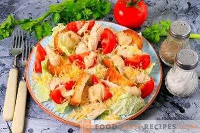 Cezario salotos su vištiena, kiniški kopūstai, krekeriai ir pomidorai