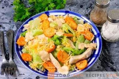 Salads with chicken and crackers